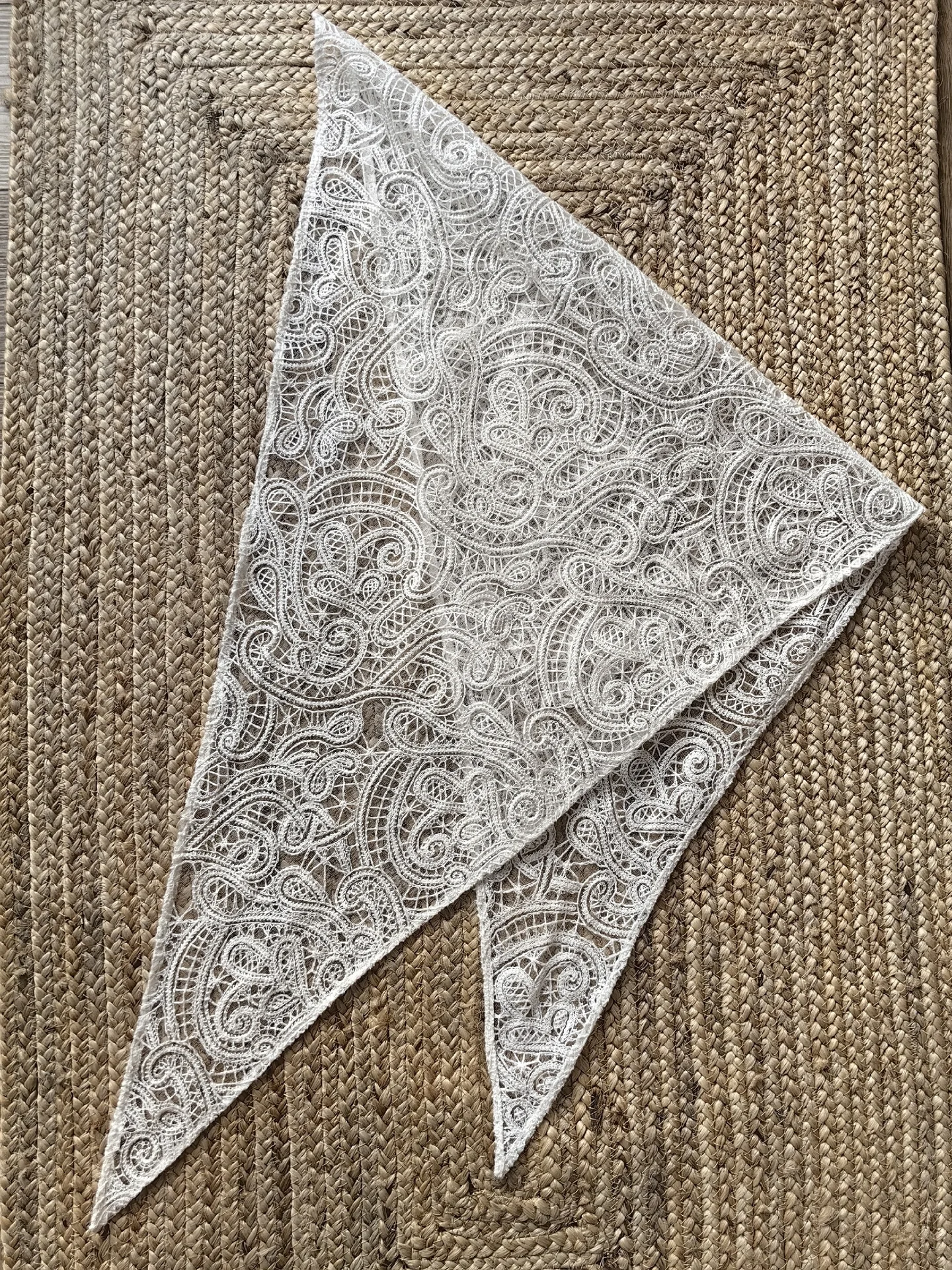 Косынка из хлопкового кружева